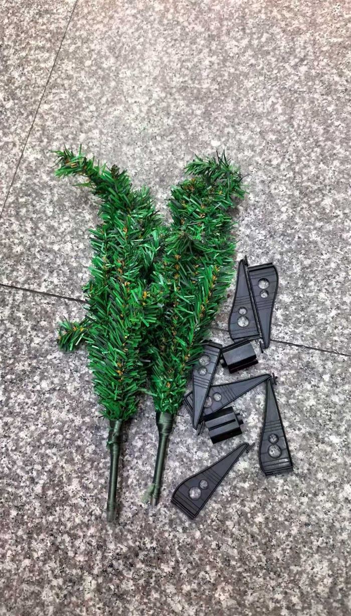 圣诞树30万颗，35、45CM两个尺寸，有清单，一瓶水钱，要的老板速度