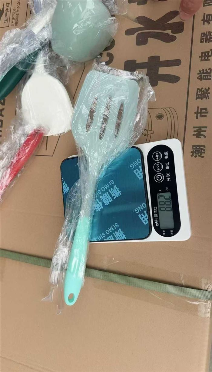硅胶餐具800公斤左右，7块一公斤！一件一款
