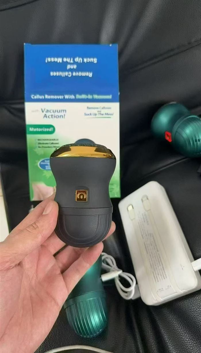 出口外贸品质新款电动按摩磨脚器 ，配两个更换头，充电款，彩盒包装两个颜色，一箱60个，还有 840 个