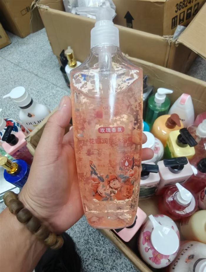 混款沐浴露洗发水9000公斤，容量1升，750毫升 ，500毫升，450毫升等，好日期，品质好，清货5元一公斤