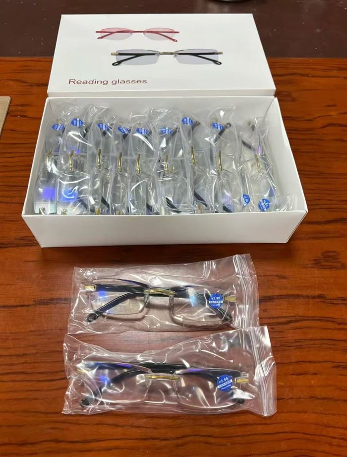 防蓝光老花眼镜6000个左右，独立包装，大货原箱原件，给钱就卖