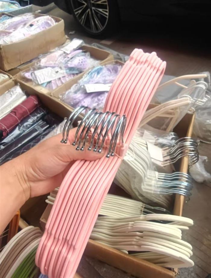 植绒衣架1500公斤左右，清货￥5元一公斤