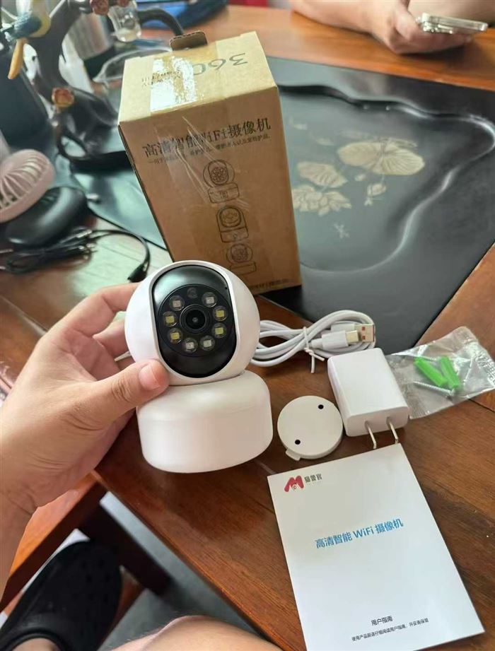到货2300pcs摄像头，板板正正，激活产品免费赠送3个月云存储，200w像素，夜视功能，语音对讲，人物追踪等功能。