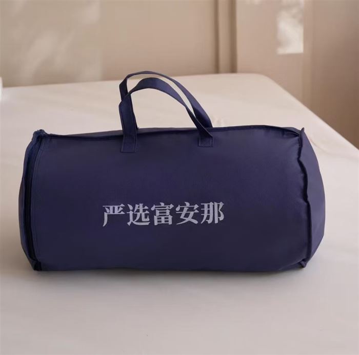 🔥冬季爆款，严选富安娜 品牌 蚕丝子母被现货1000套 尺寸200*230 重量:3斤+5斤 ​重量:4斤+6斤 价格超级便宜，直播，团购爆款推荐 它​由一床薄被（子被）和一床厚被（母被）组成 可以自由组合成三床不同厚度的被子： ​