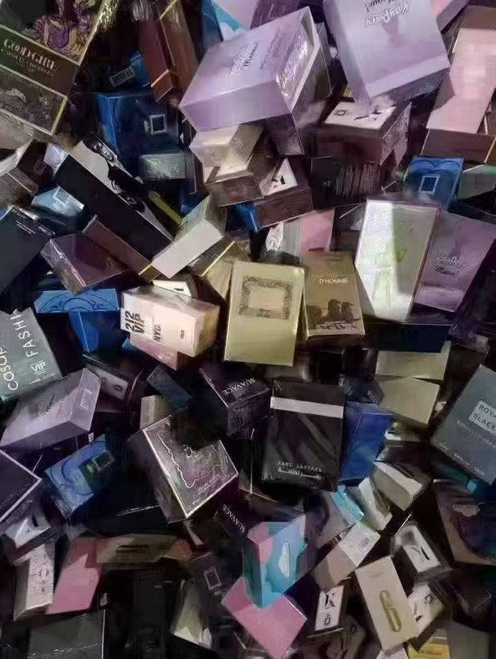 100毫升高端香水25000瓶，清货5.8元一瓶，款式多，独立包装，留香持久