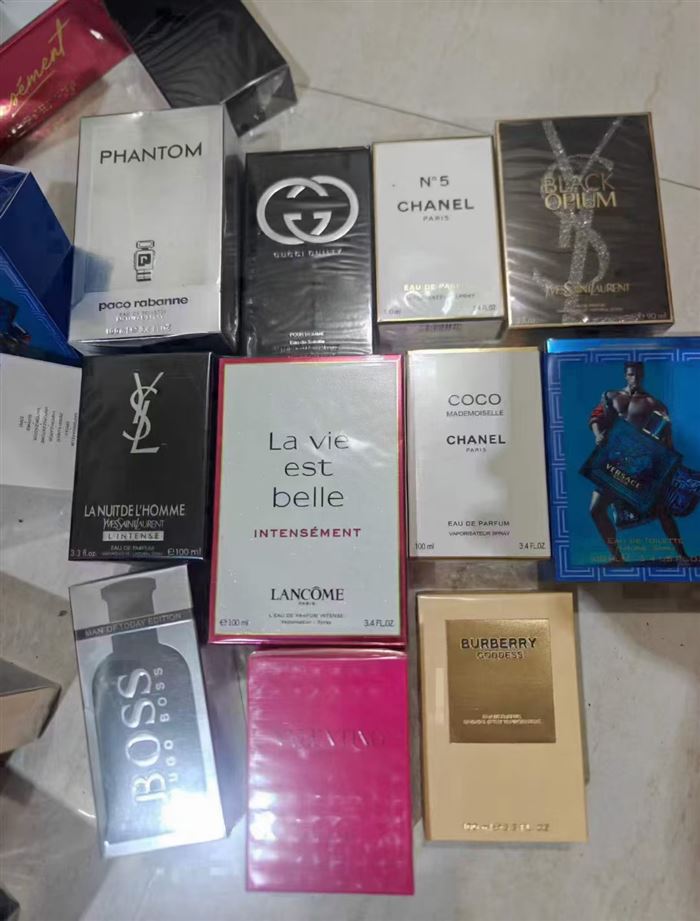 混款高端香水2000瓶，清货18元一瓶，全部独立包装