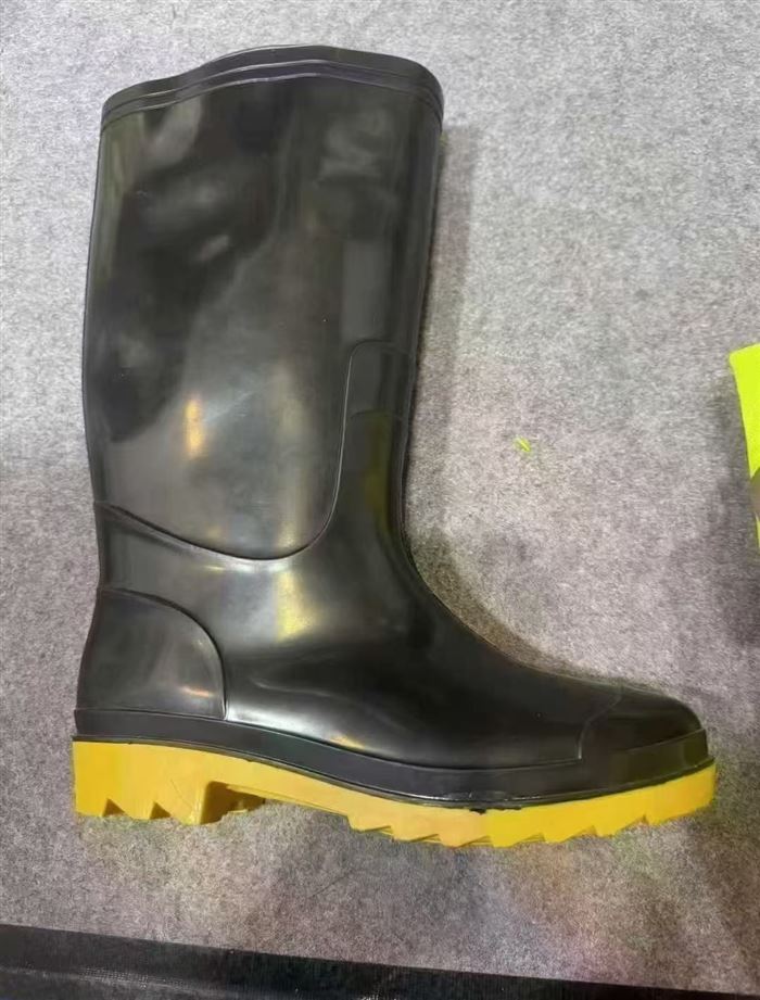 牛筋底长筒水鞋4000双，9.5一双